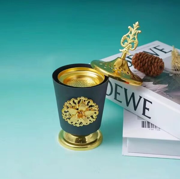 Encensoir en métal noir et doré