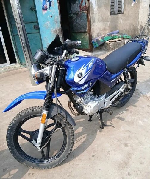 Yamaha moto tout terrain bleu