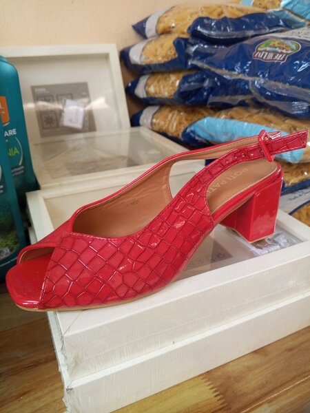 Sandales à talons rouges