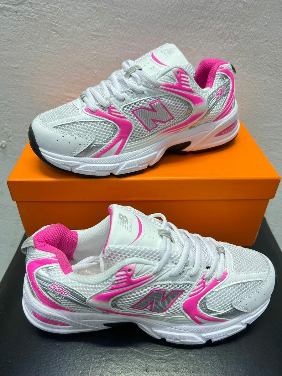 Basket blanches et roses confortables