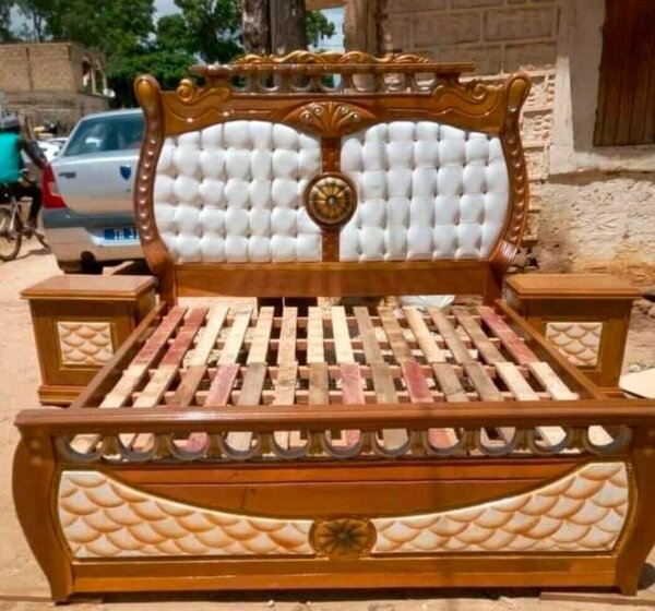 Lit en bois sculpté élégant