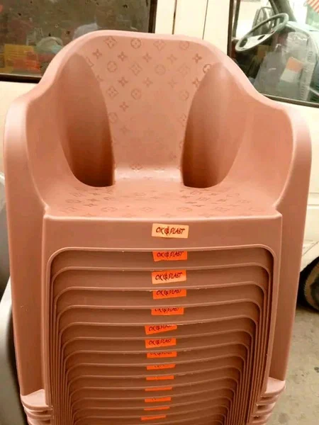 Chaises en plastique empilables