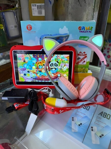 Tablette enfant avec écouteurs