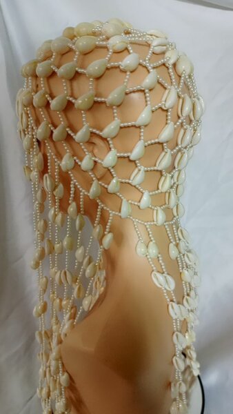 Chapeau en perles et cauris