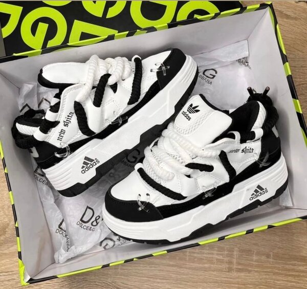 Baskets blanches et noires