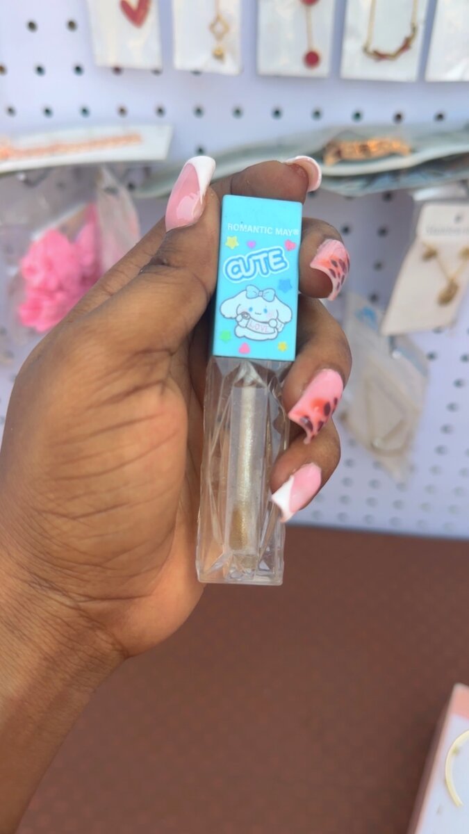 Rouge à lèvres mignon brillant