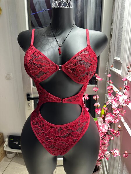 Lingerie en dentelle rouge