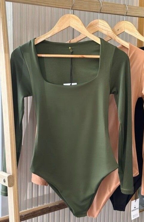 Top court décolleté