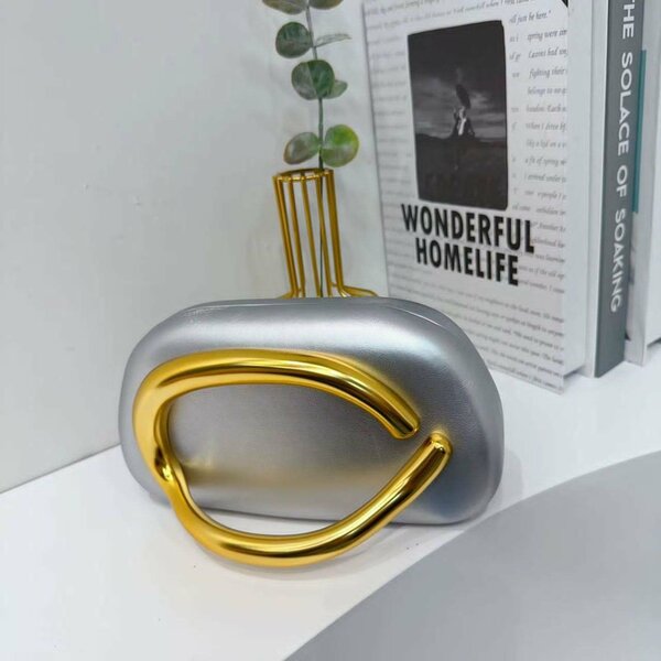 Vase moderne en métal doré