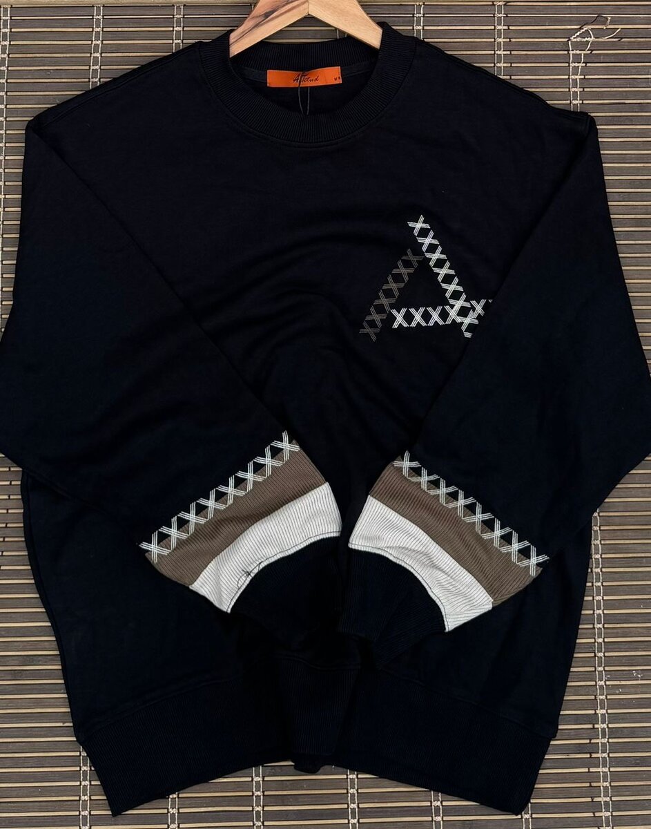 Pull noir à motifs géométriques