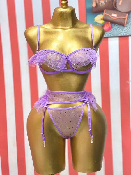 Ensemble de lingerie violet en dentelle