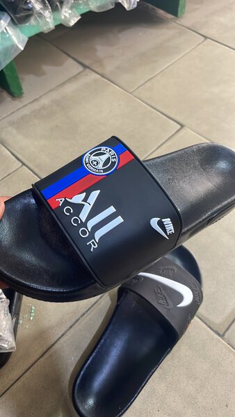 Tongs de marque élégantes