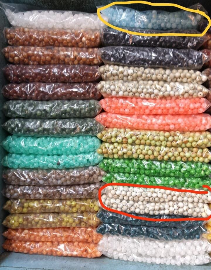 Perles en plastique colorées