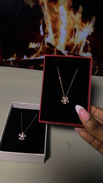 Collier en or avec pendentif fleur