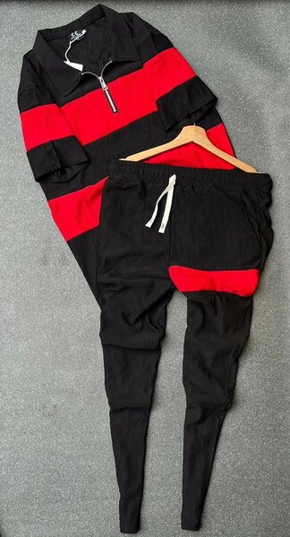 Ensemble de sport rouge et noir
