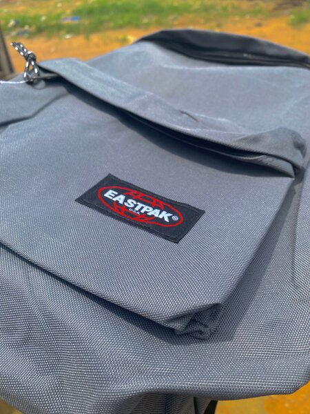 Sac à dos Eastpak gris