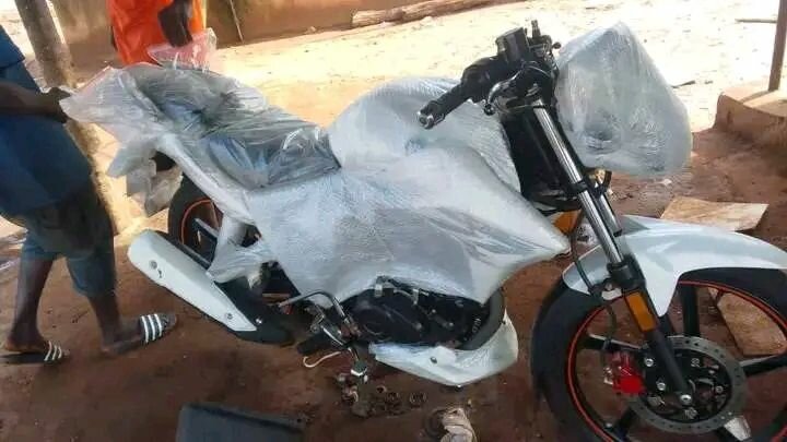 Moto sportive élégante 150cc