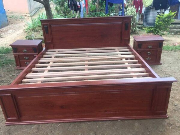 Lit en bois avec chevets