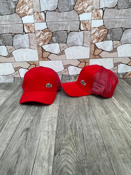 Casquette rouge élégante