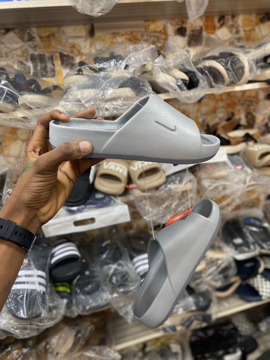 Sandales Nike gris confortables