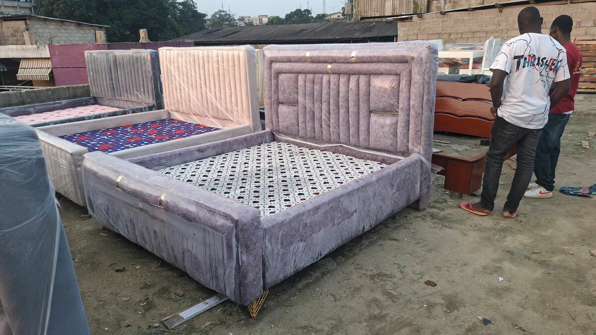 Lit coffre capitonné gris foncé