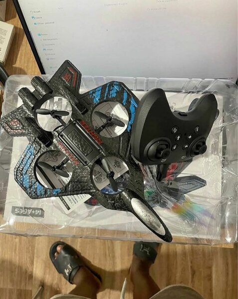 Drone télécommandé en forme d'avion