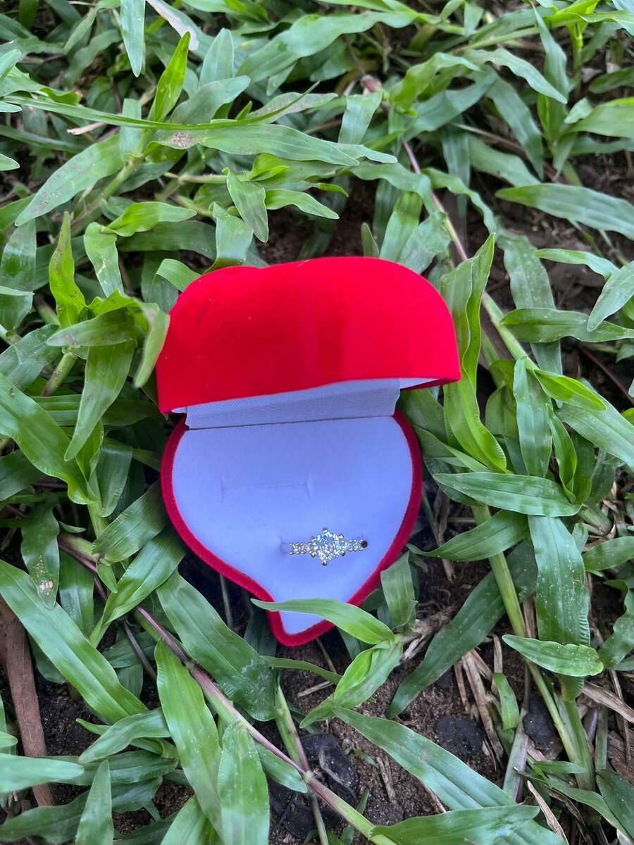 Bague de fiançailles en or avec diamant étincelant