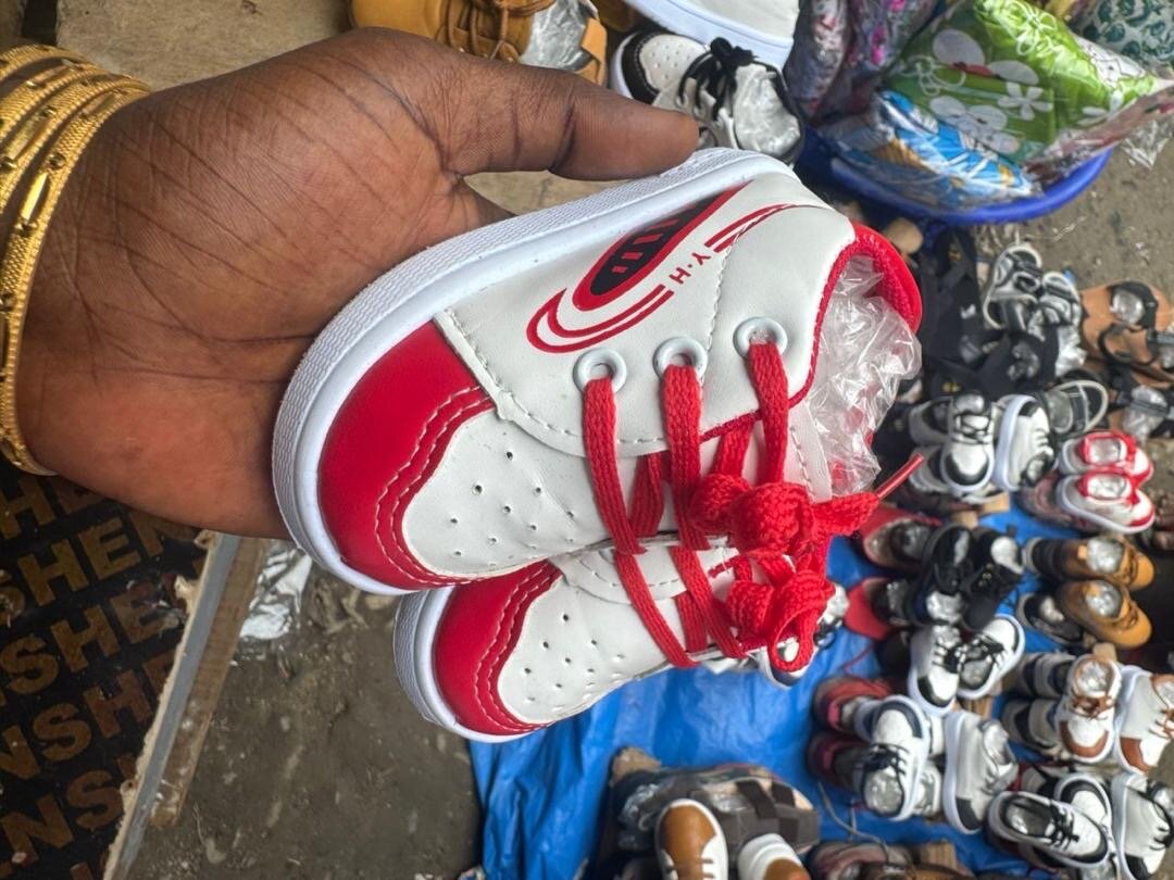 Chaussures bébé rouges et blanches