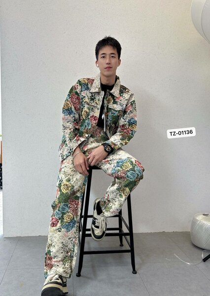 Veste et pantalon fleuris élégants