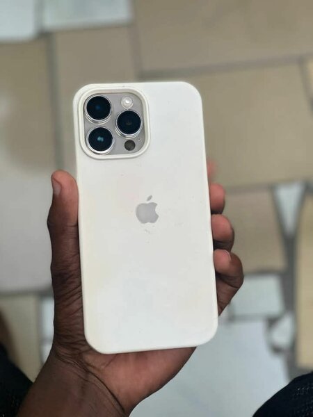 iPhone avec coque blanche