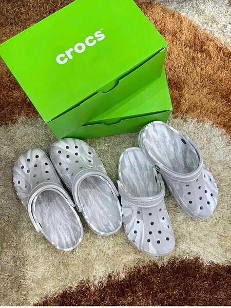 Crocs blanc/gris marbré (paire double)