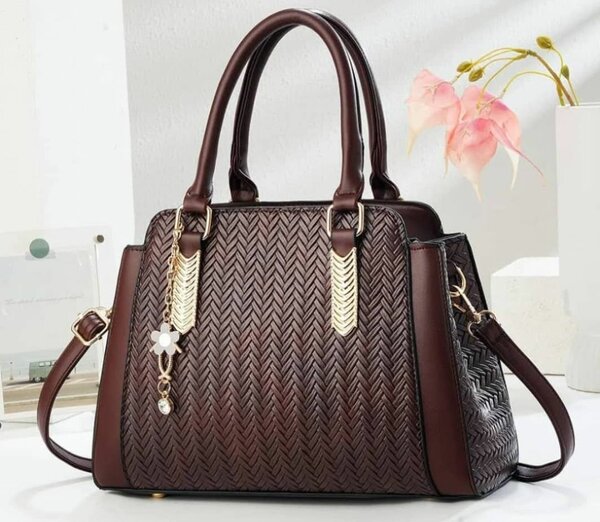 Sac à main en cuir marron avec motif zigzag