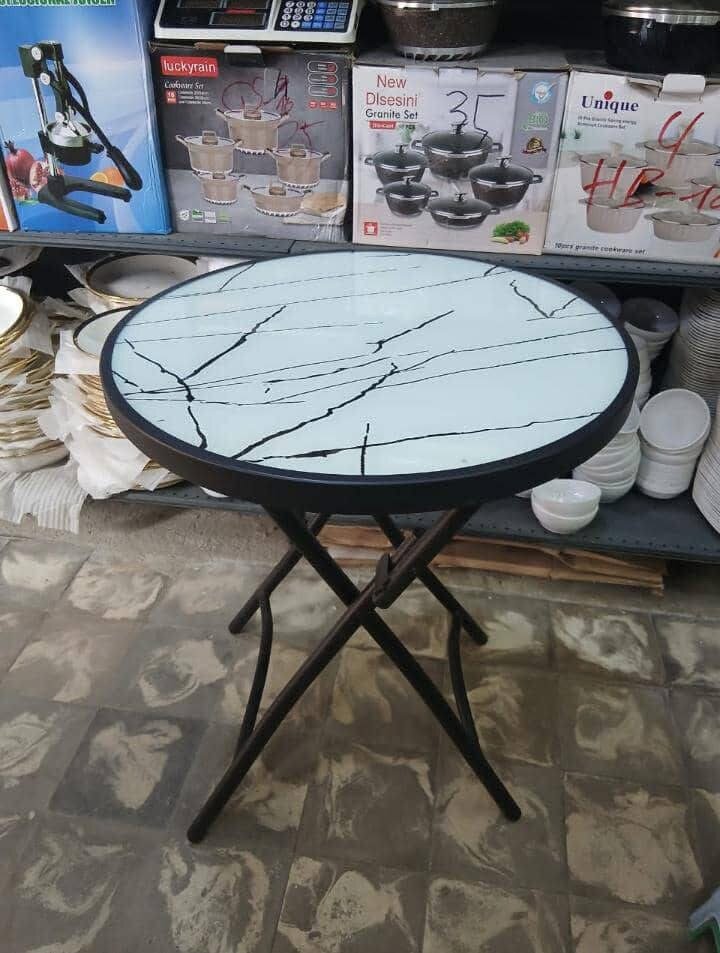 Table pliante vitrée élégante
