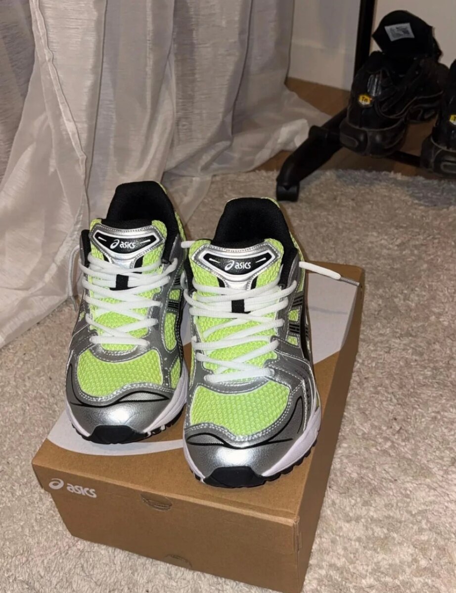 Chaussures de course ASICS rétro