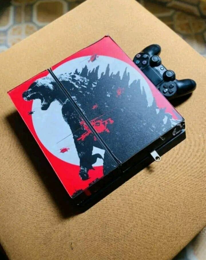 Console PS4 édition Godzilla