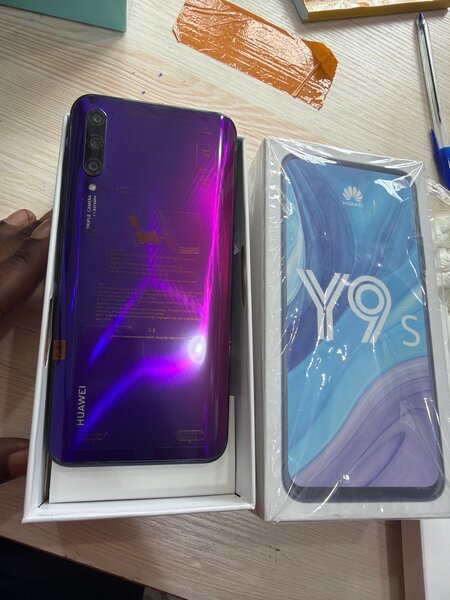 Huawei Y9s.