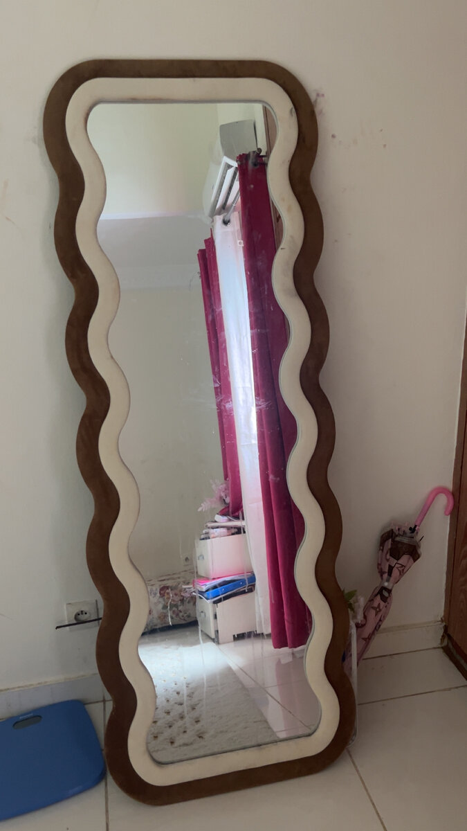 Grand miroir ondulé moderne