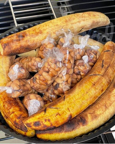 Délice de Plantains Grillés et Arachides