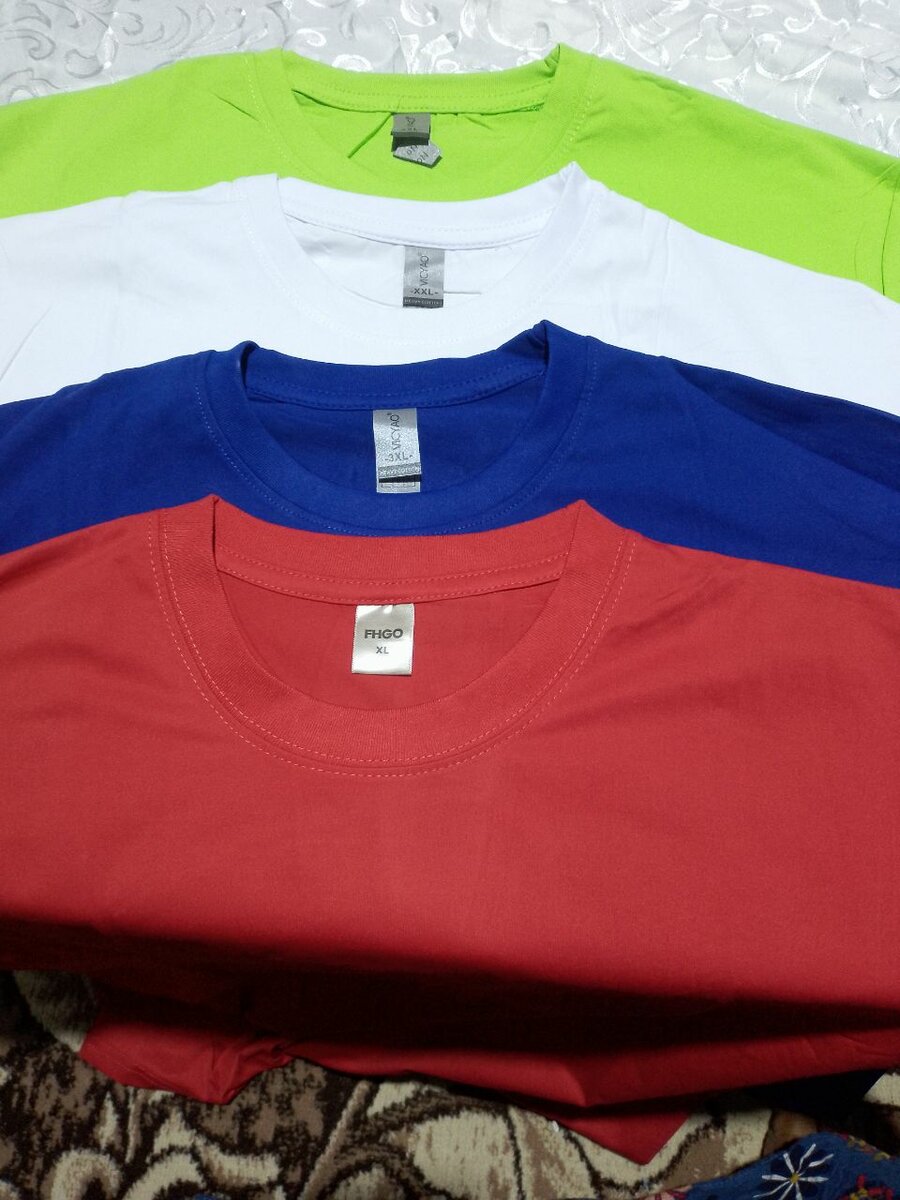 Lot de T-shirts colorés
