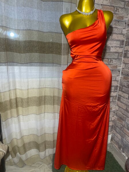 Robe longue asymétrique rouge