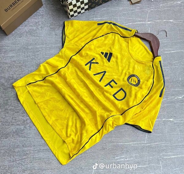 Maillot de football jaune