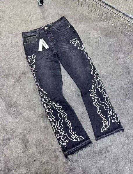 Jeans tendance brodés