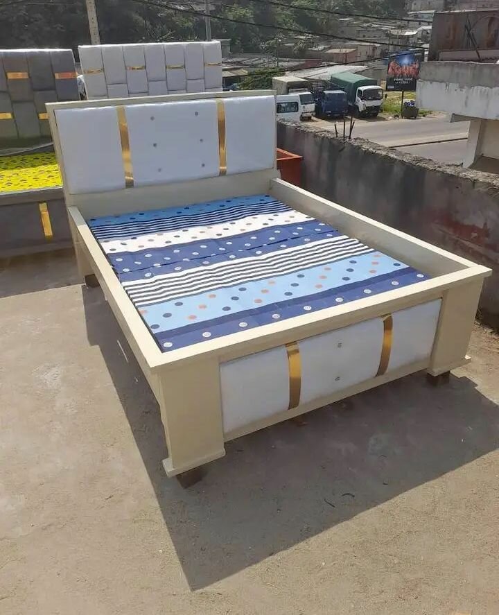 Lit moderne en tissu chic