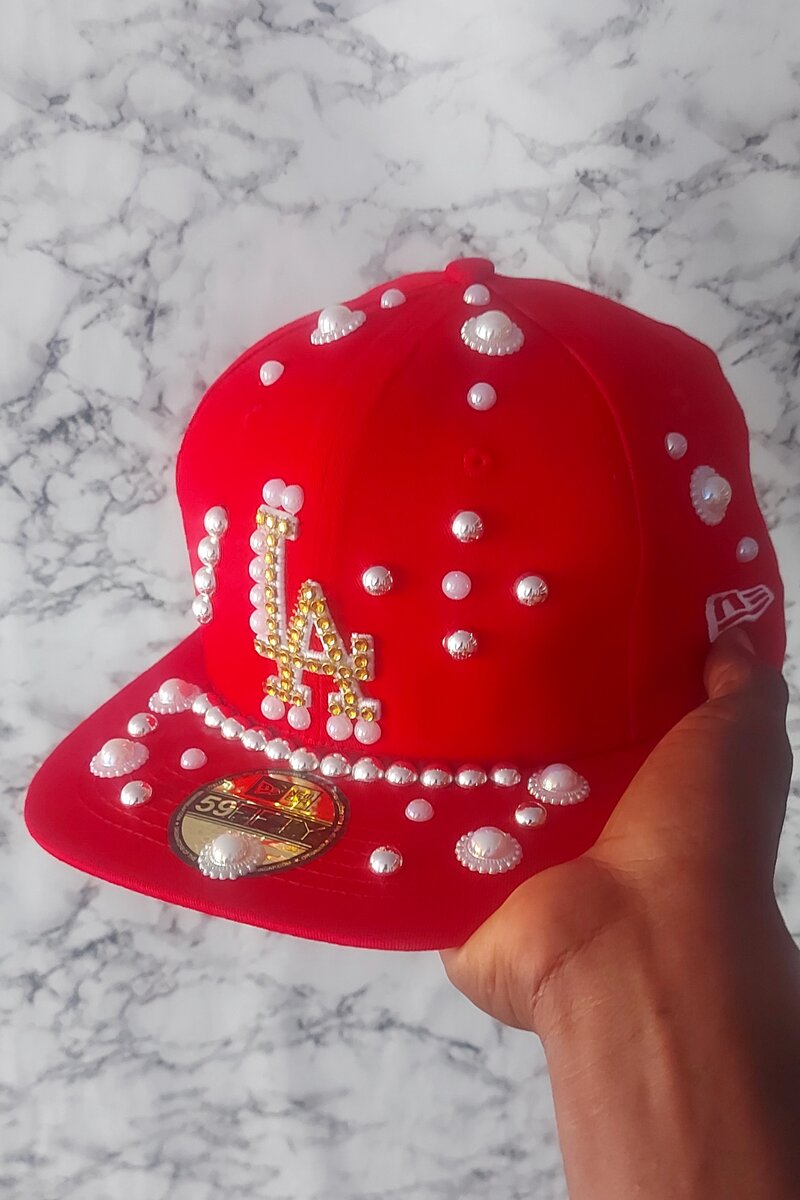 Casquette rouge ornée perles