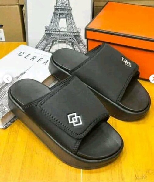 Sandales et sabots modernes