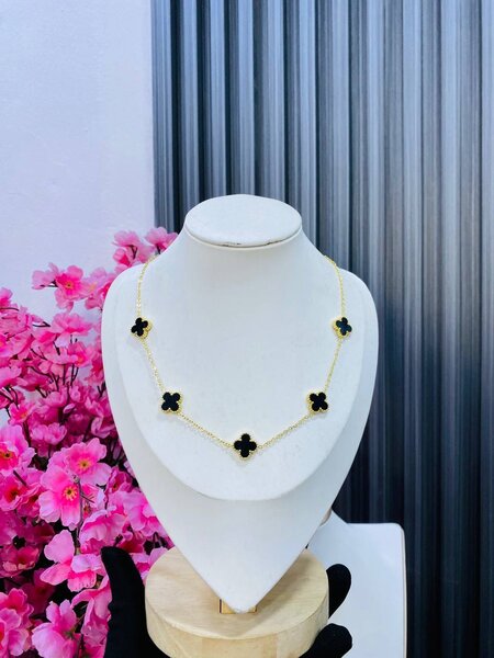 Elegant Flower Pendant Necklace