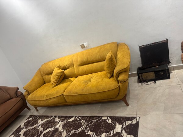 Canapé vintage en velours jaune