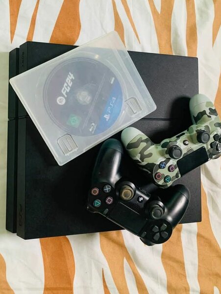 Console PS4 avec manettes