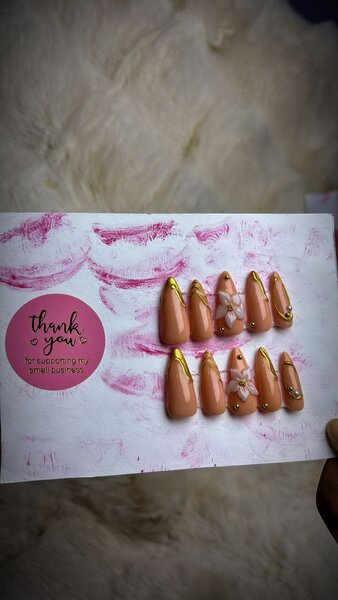 Ongles Presque Roses Design