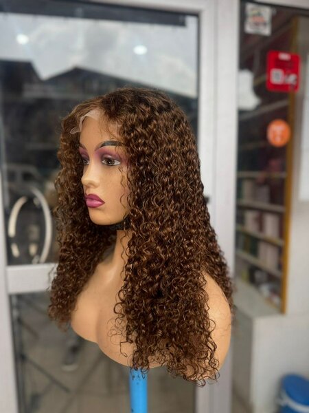 Perruque bouclée naturelle
